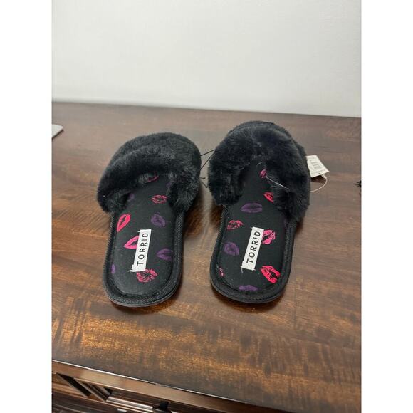 Torrid Black Fuzzy Slippers 8W - NWT - Picture 3 of 6